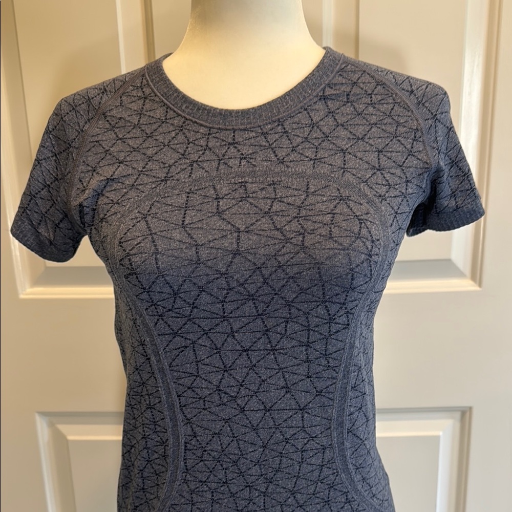 Women's lululemon Blue Patterned T-shirt Size 6